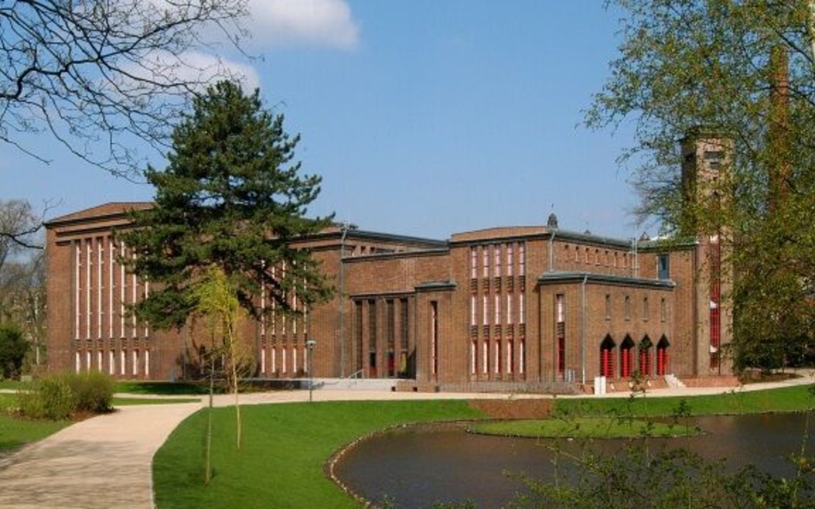Braniborské zemské muzeum moderního umění Cottbus - Pohled na muzeum z parku, Foto: Marlies Kross, Lizenz: Brandenburgische Kulturstiftung