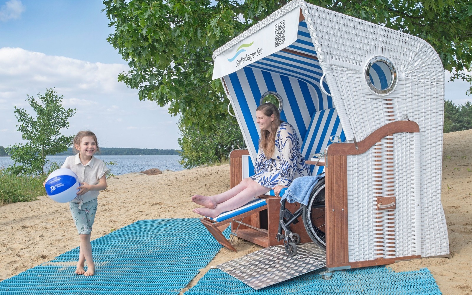 Familie am Barrierefreien Strandkorb im Familienpark Senftenberger See , Foto: Nada Quenzel, Lizenz: Tourismusverband Lausitzer Seenland e.V.